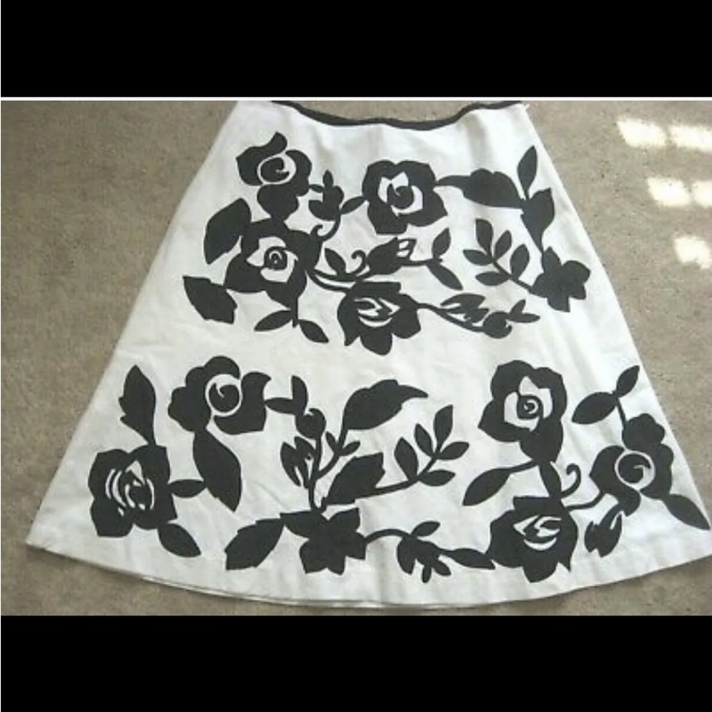 WHITE HOUSE BLACK MARKET Black and White Floral Skirt Size 0